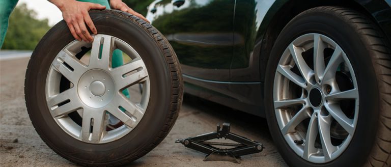 changer pneu voiture